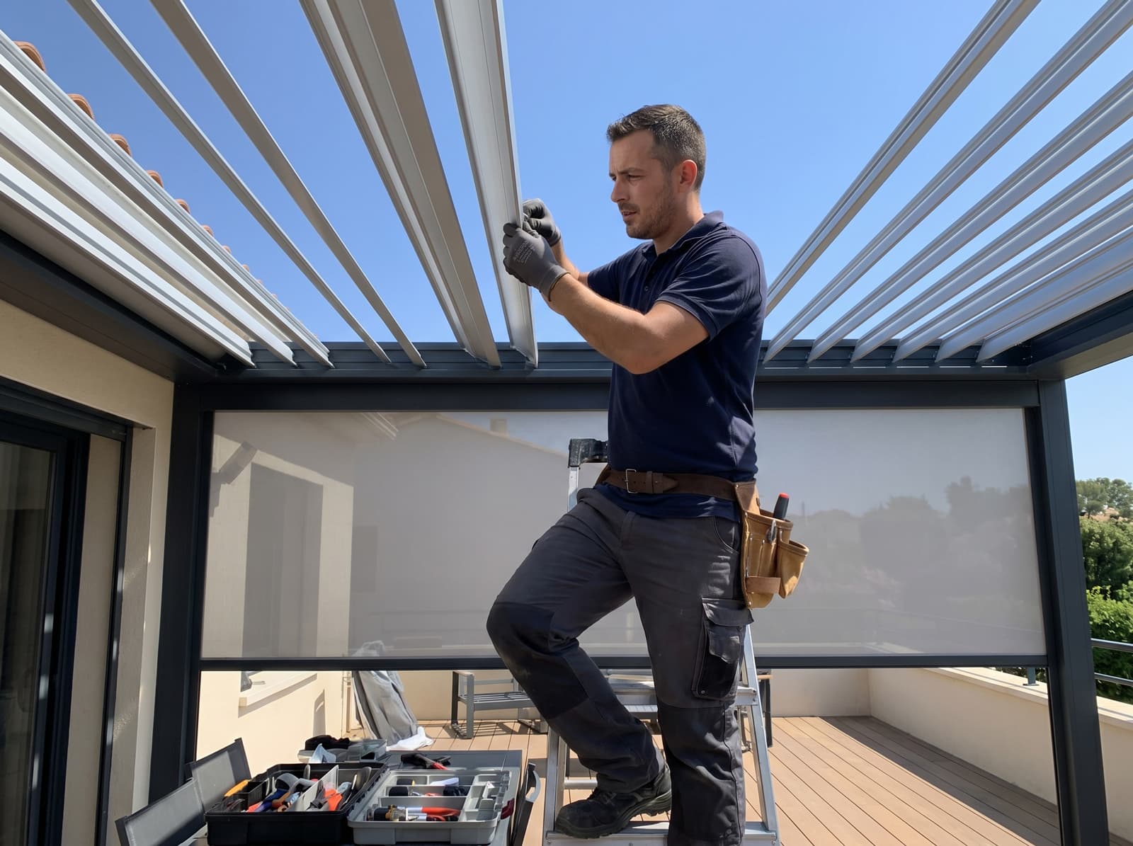 Bioklimatik Pergola — sahada profesyonel montaj uygulaması (temsili görsel)
